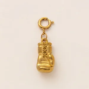 Vue détaillée d'un pendentif gant de boxe doré avec un placage à l'or 18 carats.