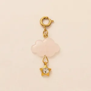 Vue détaillée du pendentif nuage et étoile en acier inoxydable plaqué or 18 carats