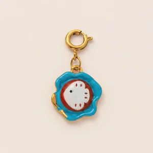 Détail d'un pendentif fleur en émail bleu plaqué or 18 carats avec fermoir à ressort