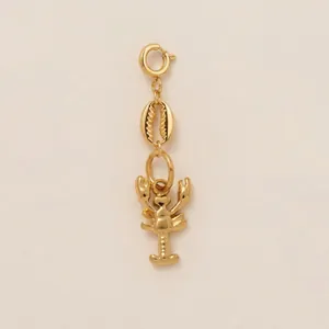 Détail du pendentif en acier inoxydable plaqué or 18K avec homard et coquillage