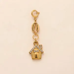 Vue détaillée d'un pendentif maison en acier inoxydable plaqué or 18 carats avec strass
