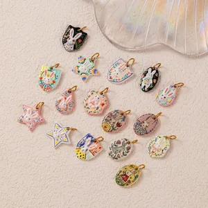Gros plan de divers charms de lapin imprimés en forme d'étoile et d'ovale pour bijoux DIY