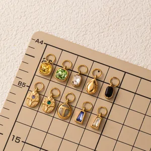 Ruime keuze aan roestvrijstalen bedels met gekleurde zirkoon en 18K vergulde afwerking.