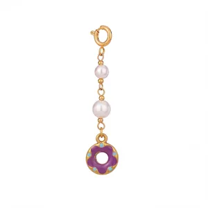 Detail der 18K vergoldeten Edelstahl-Anhänger mit Perlen und lila Charm-Element