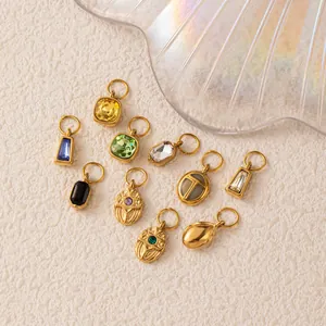 Detailweergave van diverse 18K vergulde roestvrijstalen zirkoonhangers voor DIY-sieraden