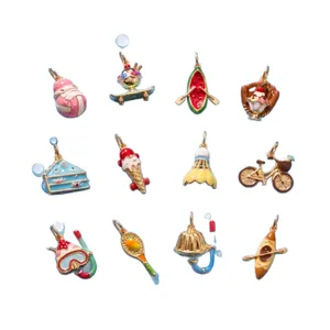Vielfältige bunte Emaille-Anhänger mit kreativen Sport- und Dessertformen für Schmuck