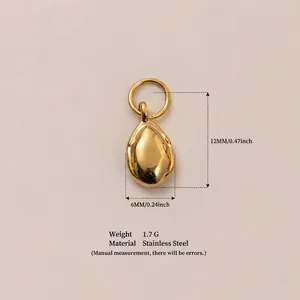 Détail montrant les dimensions du pendentif goutte en acier inoxydable plaqué or 18 carats