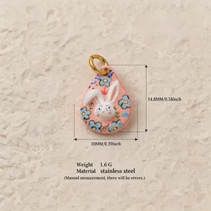 Détail du pendentif goutte lapin de dessin animé en acier avec motif floral