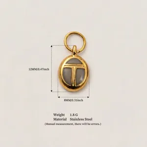 Détail montrant les dimensions du pendentif scarabée en acier inoxydable plaqué or 18K
