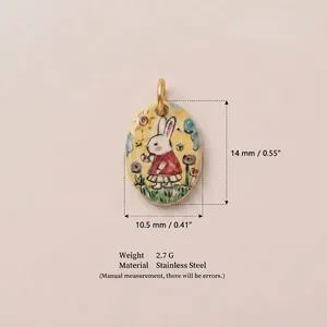 Vue détaillée d'un pendentif lapin ovale avec dimensions et informations sur le matériel