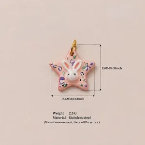 Vue macro détaillée du pendentif étoile rose avec tête de lapin et un motif floral