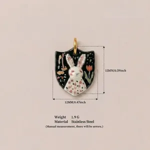 Détail du pendentif bouclier lapin montrant la taille 15x12mm et le matériau en inox