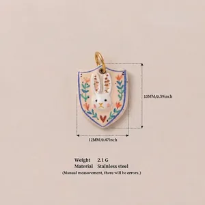 Détail d'un pendentif bouclier lapin de dessin animé en acier inoxydable