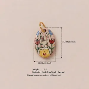 Vue détaillée du pendentif lapin en émail fait main avec indications de taille et matière