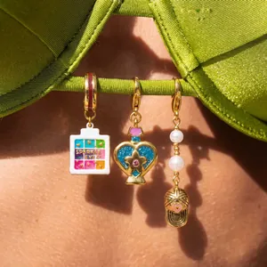 Set van drie vergulde bikini-bedels met hartkelk en kleurrijke decoratieve paletten