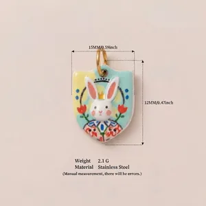Détail d'un pendentif bouclier de lapin de 15mm pour la création de bijoux artisanaux.