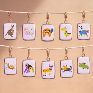 Detailweergave van 18K vergulde titanium stalen hangers met kleurrijke cartoon dieren