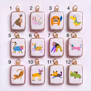 Collectie van 12 cartoon dierenillustraties op 18K vergulde rechthoekige hangers voor sieraden