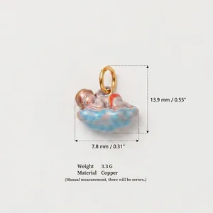 Pendentif ange endormi sur nuage émaillé avec dimensions techniques et poids indiqués