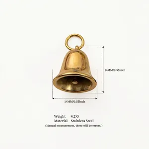 Gros plan d'un pendentif cloche en acier inoxydable doré avec cotes de 14 mm