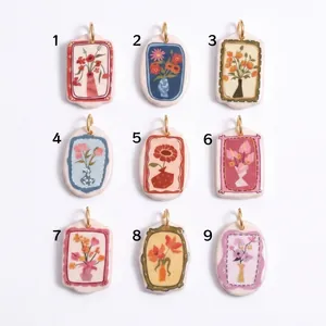 Catálogo de nueve colgantes florales de cerámica con diseños de rosas y tulipanes