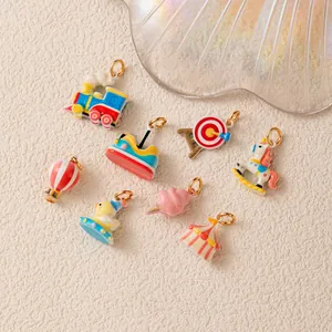 Detailansicht farbenfroher Emaille-Anhänger mit Jahrmarkt-Thema für DIY-Schmuck
