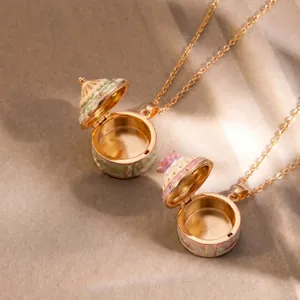 Detailansicht zweier aufklappbarer Märchen-Medaillon-Halsketten mit Krone und Rose