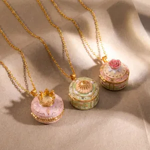 Nahaufnahme von drei Märchen-Emaille-Medaillon-Halsketten mit Vintage-Anhängern.