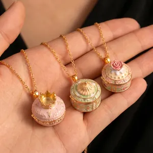 Detailansicht von drei Vintage-Medaillon-Halsketten mit Krone, Rose und Kuppel-Design.