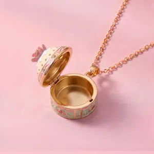 Nahaufnahme einer märchenhaften Rosenkuchen-Medaillon-Kette mit verzierten Details