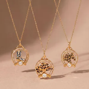 Primo piano di collane stile cowboy western con motivi leopardati e placcatura oro