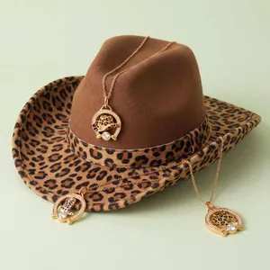 Dettaglio di collane placcate oro con ciondoli cappello da cowboy leopardato su cappello