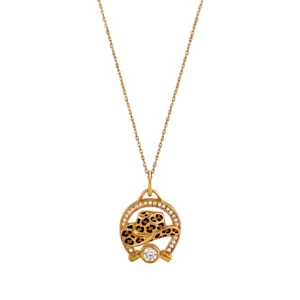 Elegante collana stile cowboy placcata oro 18 carati con cappello leopardato e ferro di cavallo