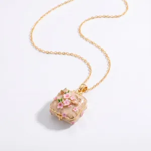 Elegante sprookjesachtige vierkante medaillon ketting met roze kersenbloesem email