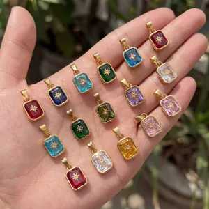 Gros plan détaillé de douze pendentifs carrés en zircon multicolores avec étoiles dorées