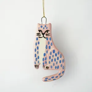 Ornamento in ceramica gatto leopardo rosa dipinto a mano con pois blu da appendere