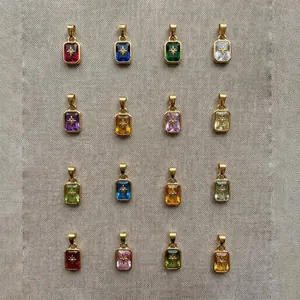 Vue détaillée de pendentifs carrés en zircone et acier doré 18 carats avec étoile