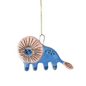 Ornamento da appendere a forma di leone in ceramica blu e rosa con cordino dorato