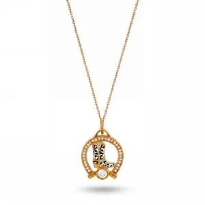 Dettaglio della collana placcata oro 18K con ciondolo a stivale da cowboy leopardato