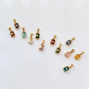 Vue macro de 12 pendentifs rectangulaires en zircon coloré avec motif d'étoile dorée