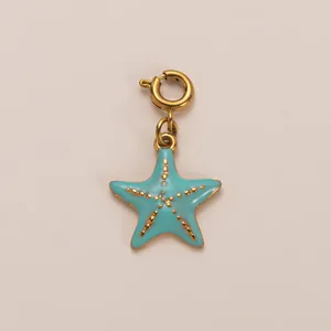 Detalle del dije de estrella de mar en esmalte azul con detalles dorados y cierre.