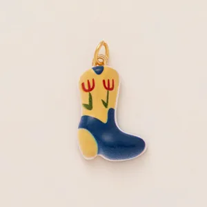 Pendentif en forme de botte de cow-boy avec décor floral en émail et anneau doré