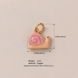 Süßer kleiner Emaille-Schneckenanhänger in Rosa und Hellbraun aus vergoldetem Kupfer