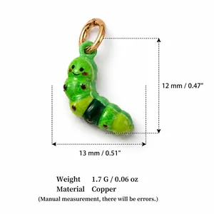 Süßer grüner Raupen-Anhänger aus Kupfermaterial mit goldenem Aufhängering für Schmuck