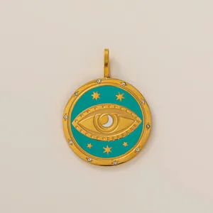 Goldener Evil-Eye-Anhänger mit türkisfarbener Emaille und Sternen für Badebekleidung.