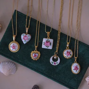 Collection de pendentifs roses peints à la main avec chaînes en plaqué or 14 carats.
