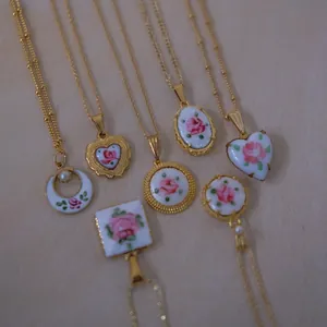 Collier plaqué or 14K vintage avec pendentifs en émail motif rose rose peint à la main