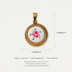 Vue macro d'un pendentif rose plaqué or avec dimensions et matériau acier inoxydable