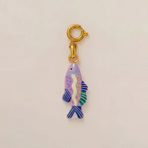 Vista dettagliata di un ciondolo a forma di pesce viola con chiusura ad anello d'oro