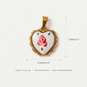 Détail du pendentif rose en forme de cœur avec dimensions et matériau en acier inoxydable.